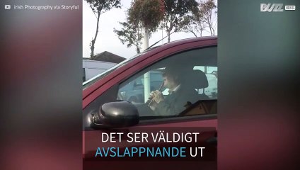 Man börjar spela flöjt för att hantera stressen i trafiken