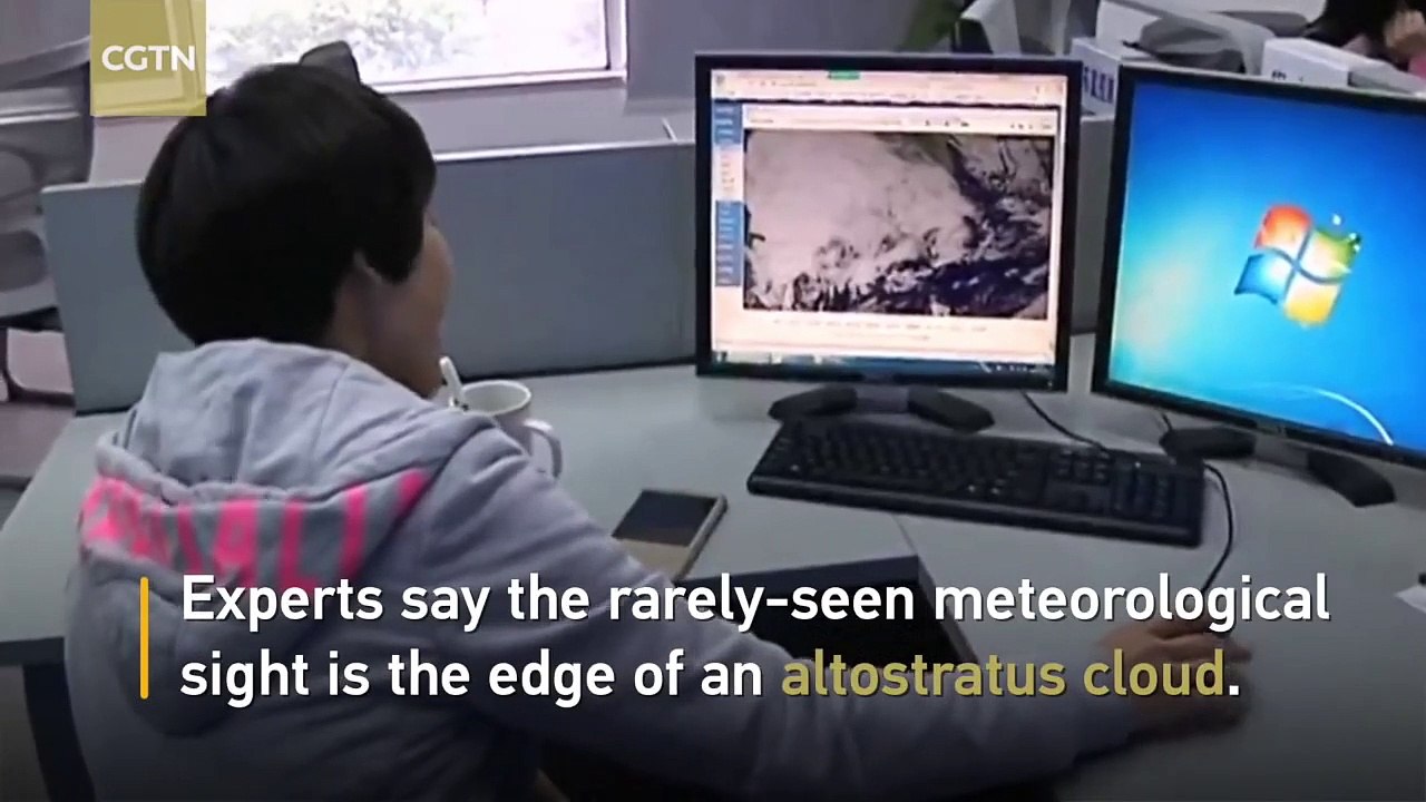 Cloud duvet splits the sky into two parts – one side sunny and the other side cloudy