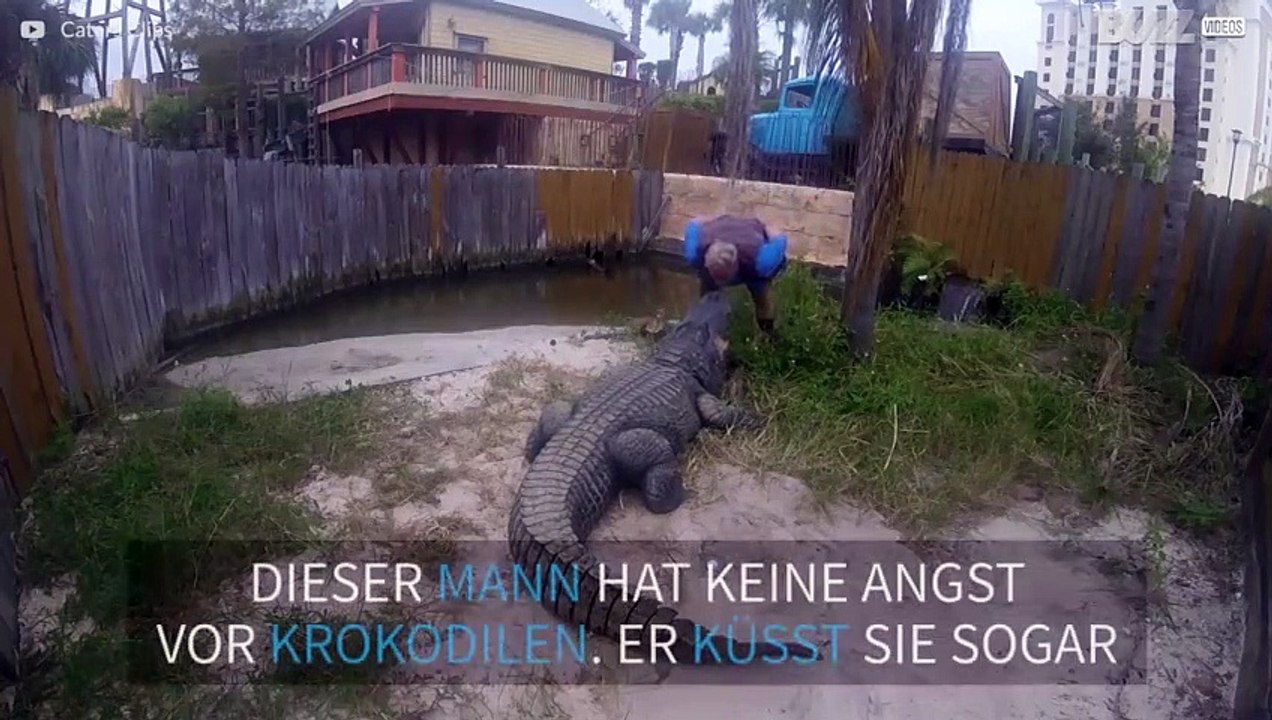 Mutprobe: Mann küsst Krokodil
