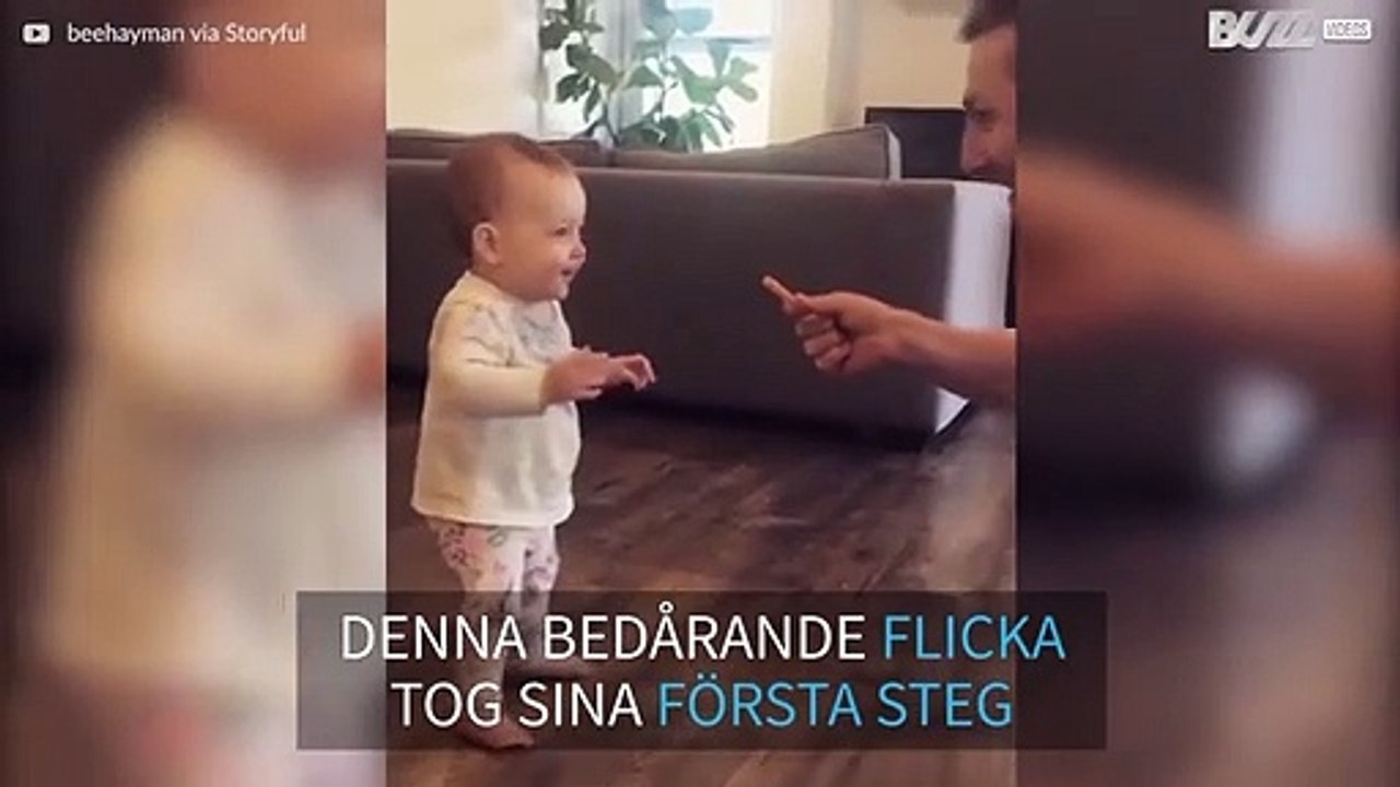 Flicka tar sina första steg för att få tag på ett chips