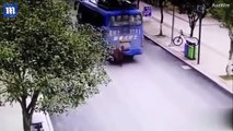 حافلة تقف على جسد طفل