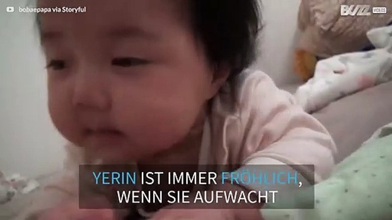 Süßes Baby hört nicht auf zu lächeln