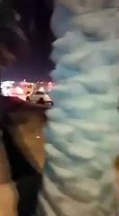 شاب ينجو بأعجوبة بعد سحق شاحنة لسيارته