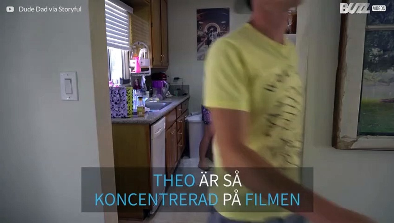 Rostat bröd är det enda som kan hindra lillkillen från att se på TV!