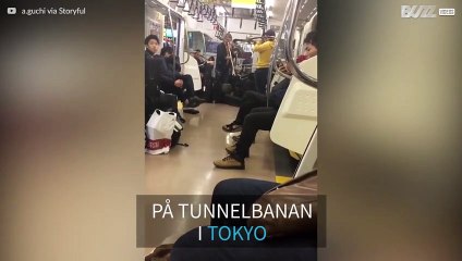 Musiker spelar trombon på tunnelbanan i Tokyo