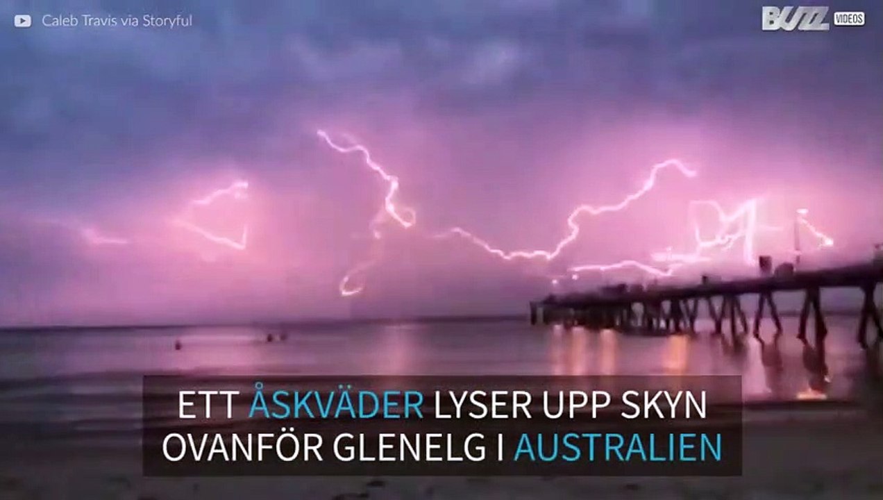 Spektakulärt åskväder drar sig in över Australien