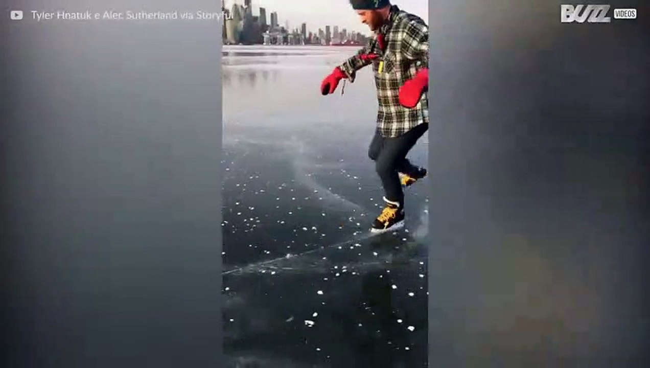 Mann führt Eislauftricks auf gefrorenem See in Toronto durch
