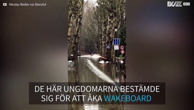 Parisbror provar på att åka wakeboard i en översvämmad stad
