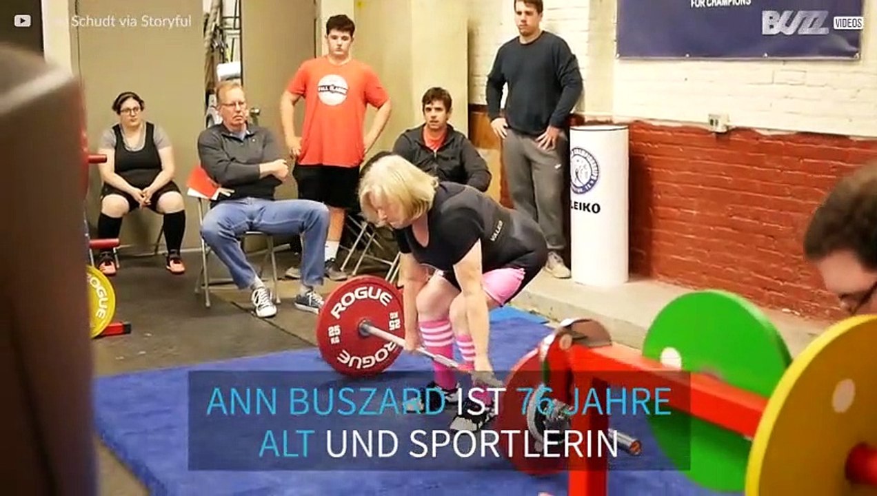 Super-Oma hebt Gewichte