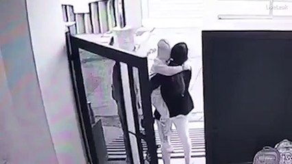 لحظة اختطاف طفل على مرأى من والدته