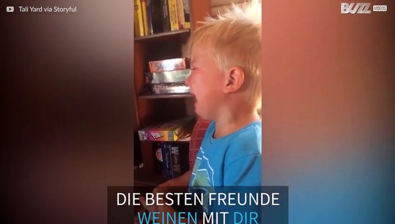 Dieser süße Hund imitiert seinen kleinen Besitzer um ihn aufzuheitern
