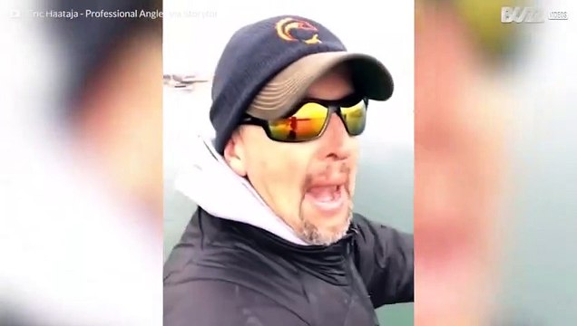 Fisk hoppar upp ur vattnet och fastnar på isen