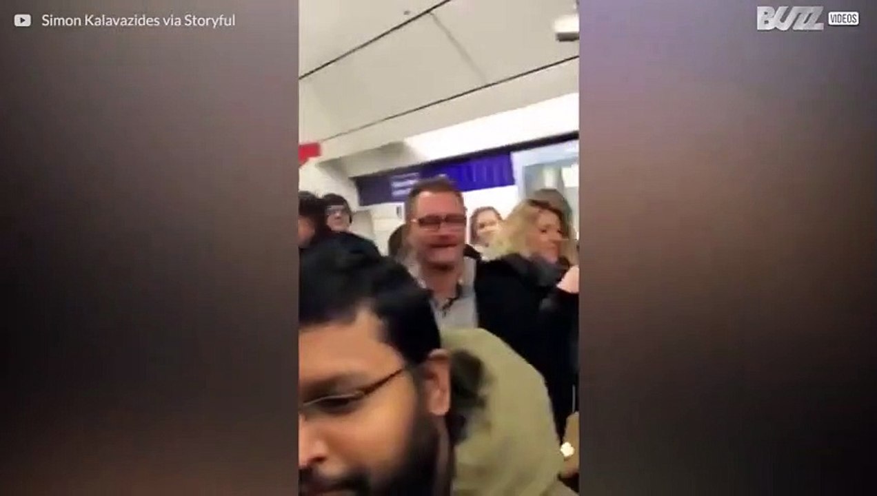 Folkmassa sjunger tillsammans på en tunnelbanestation i London