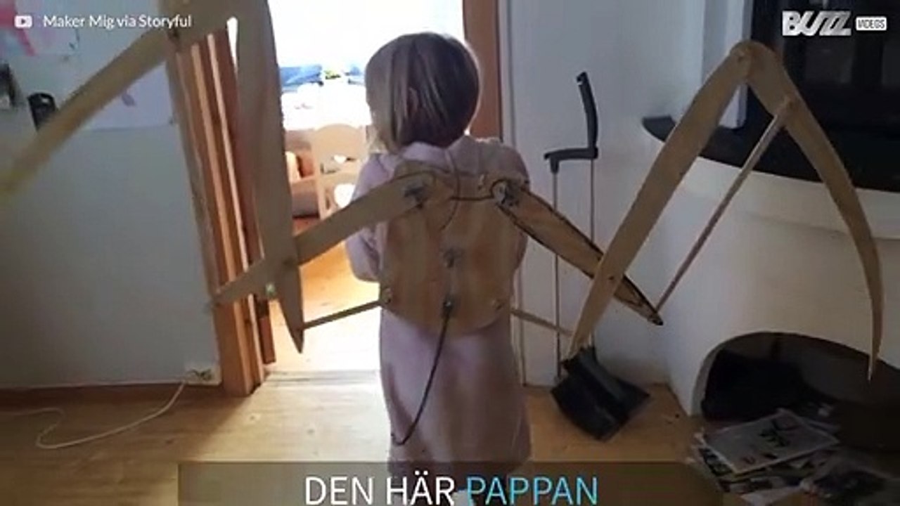 En pappa gör riktiga vingar till sin dotters maskeradkostym