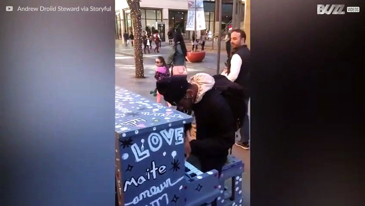 Pianist spielt einen Remix des Weihnachts-Klassikers 'Carol of the Bells'