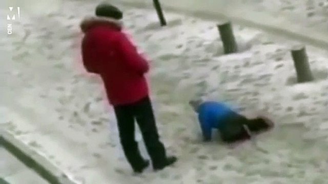 ركل ابنه وسحبه بعنف لأنه فشل في الوقوف على الثلج