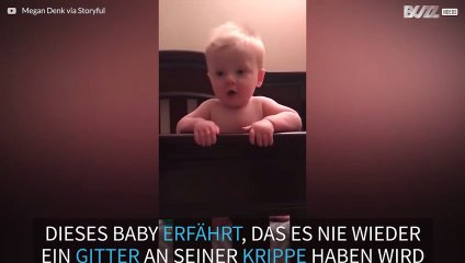 Süßes Baby freut sich darauf bald "frei" zu sein