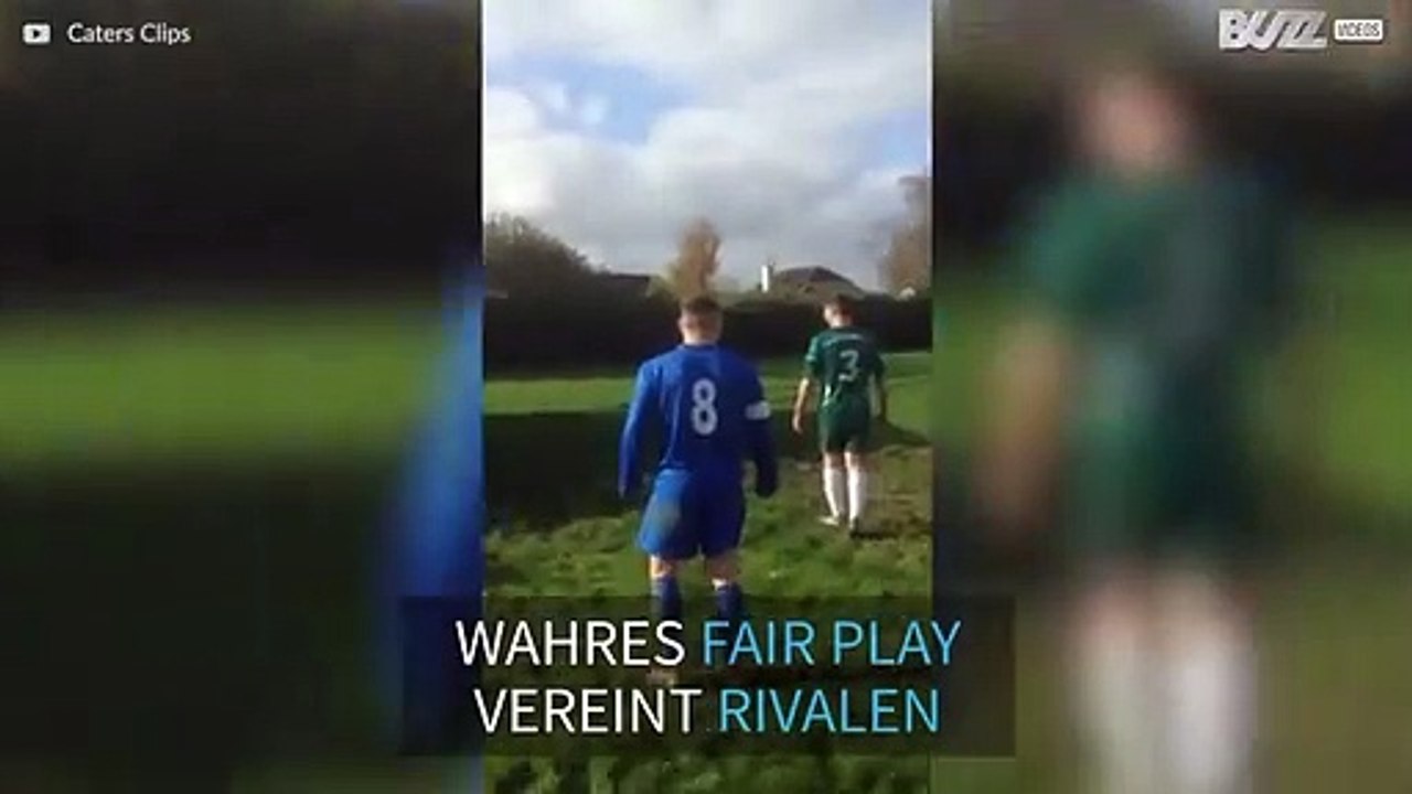 Zwei rivalisierende Fußballteams ziehen an einem Strang