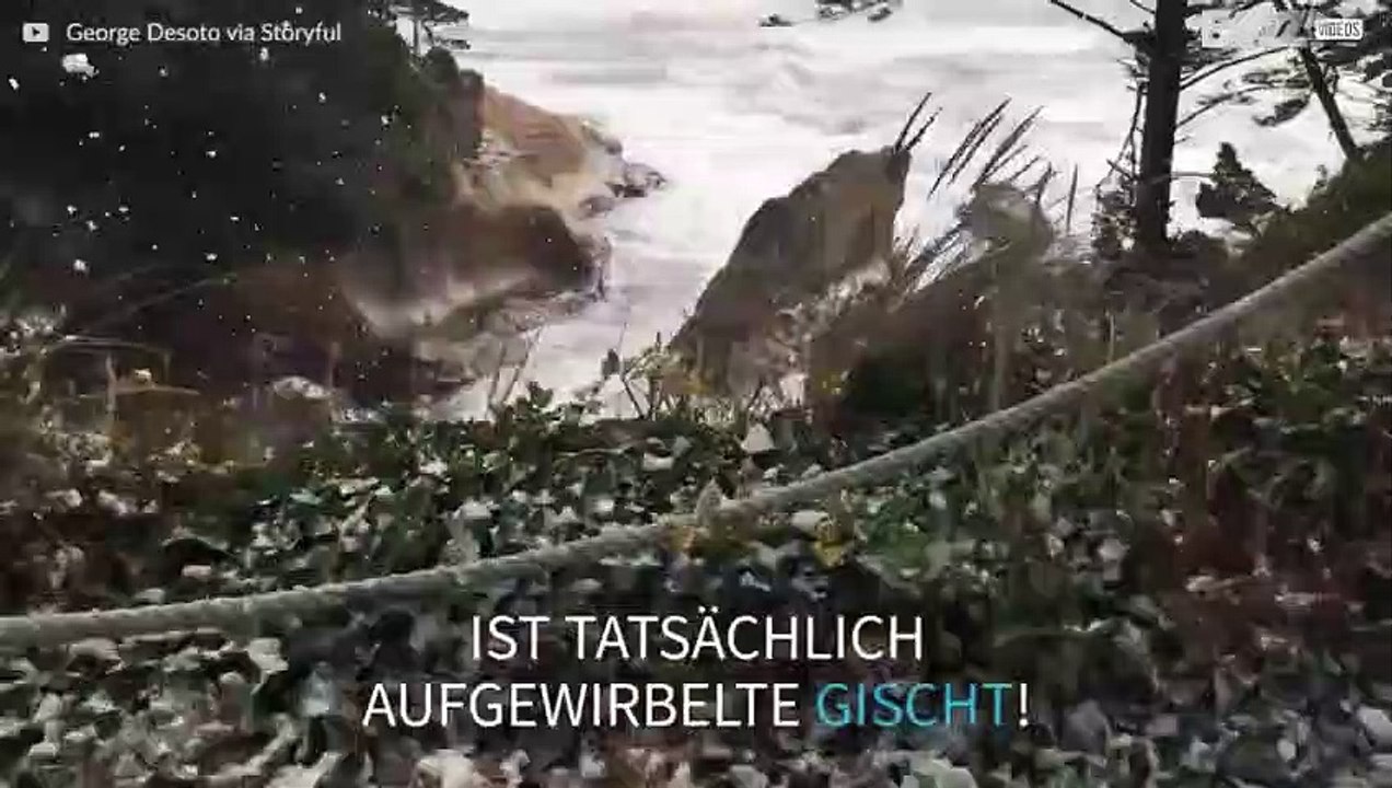 Aufgewirbelte Gischt sieht aus wie Schnee!