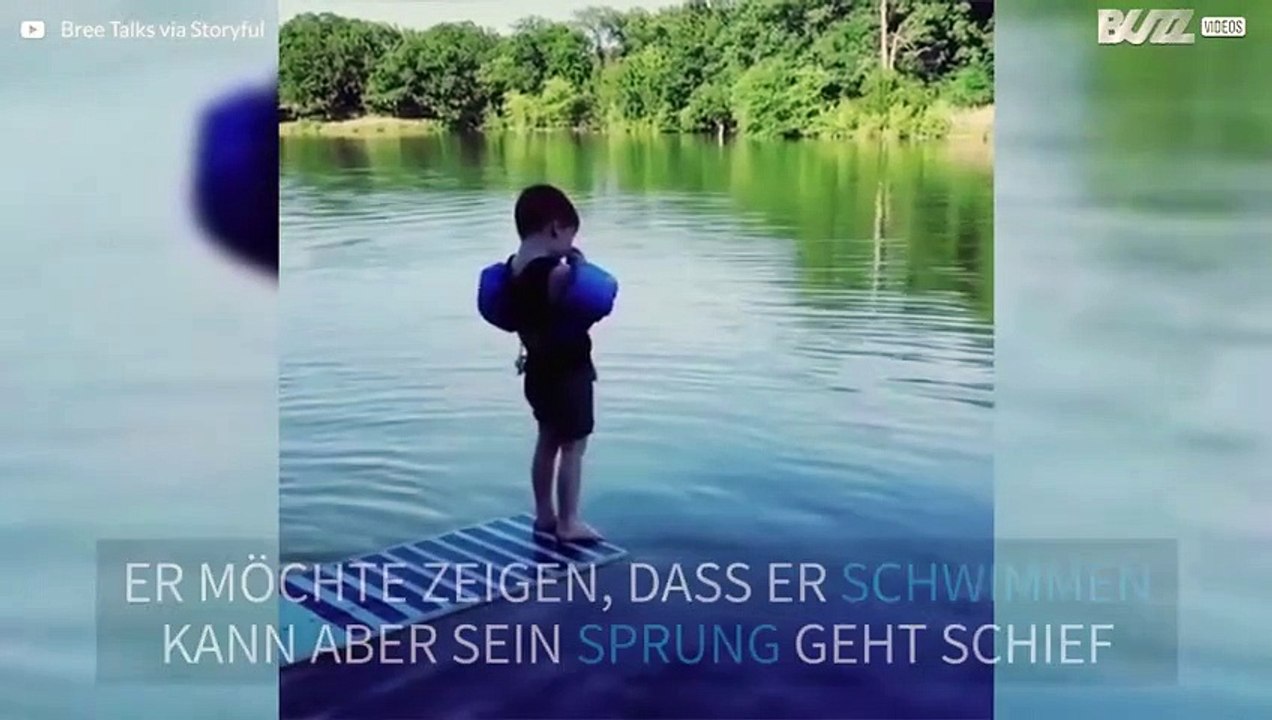 Knabe klatscht mit Bauch in Bach