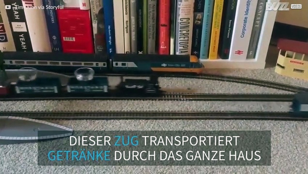 Modelleisenbahn holt Getränke aus der Küche