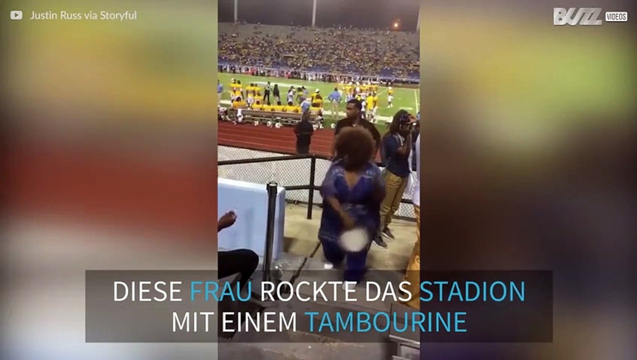 Frau ist der Star eines Football-Spiels