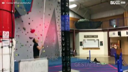 Junge zeigt auf einem hohen Turm seine Balance