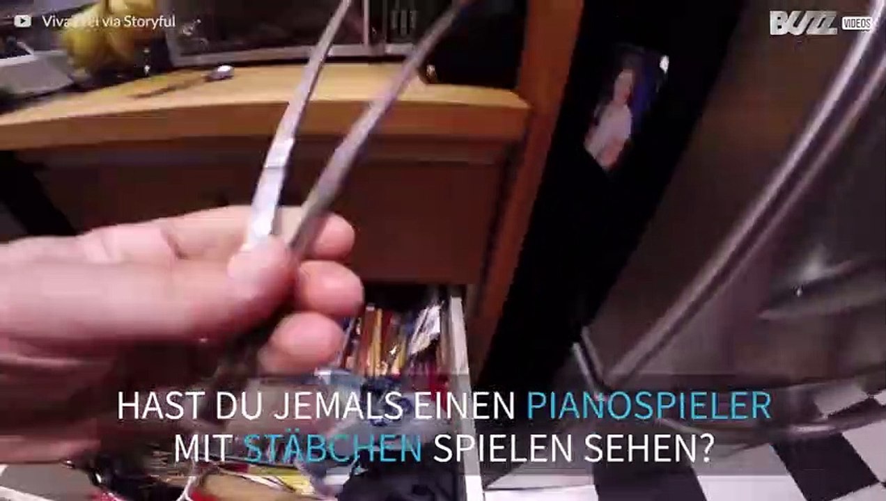 Klavier mit Stäbchen in Staccato