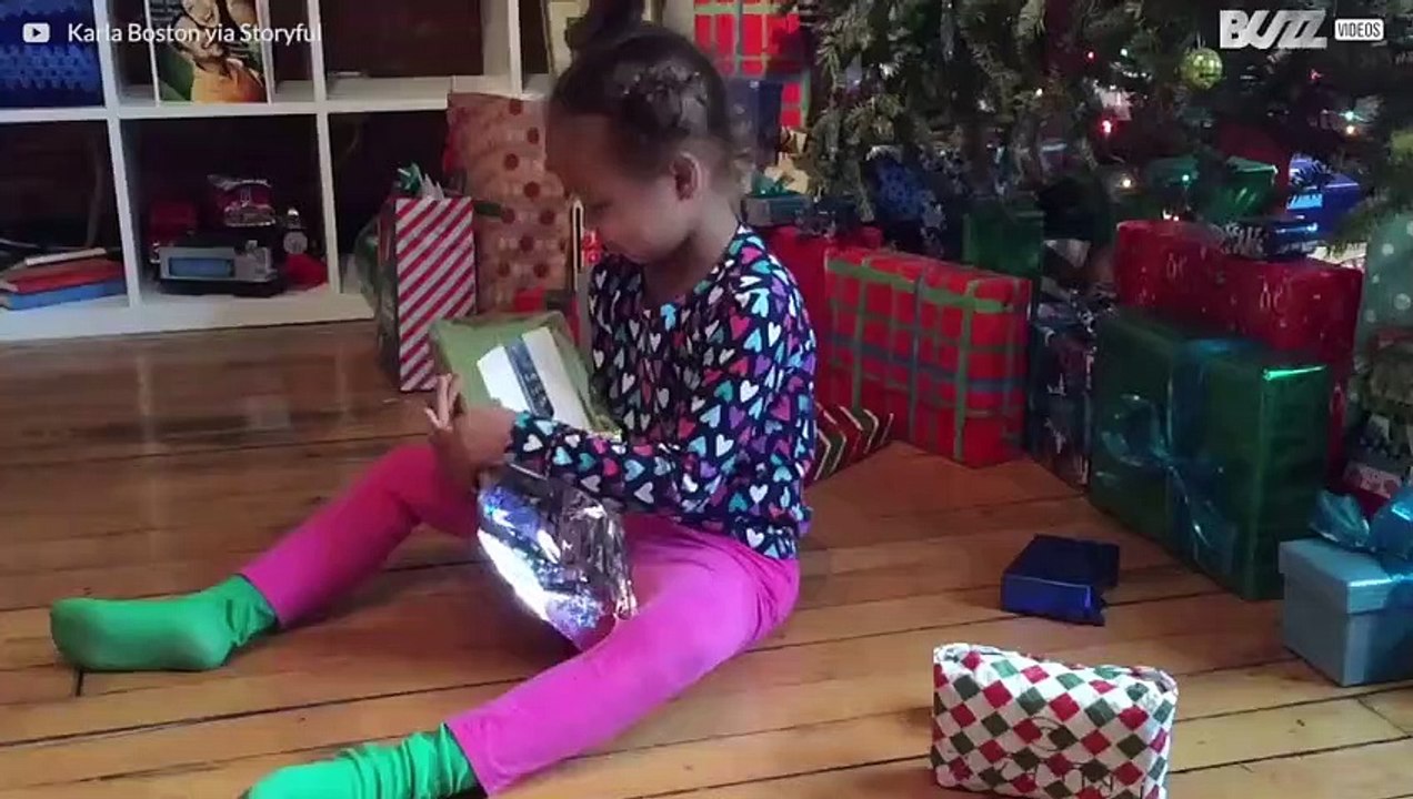 Doch kein Handy: Opa veräppelt seine Tochter mit einem Geschenk