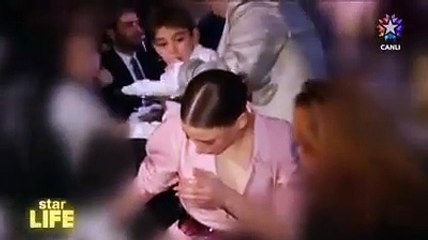 نجمة تركية تتعرض لموقف محرج ورد فعلها صادم