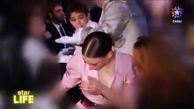 نجمة تركية تتعرض لموقف محرج ورد فعلها صادم