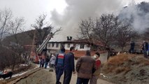 Kastamonu'da iki ahşap ev ve bir samanlık yandı