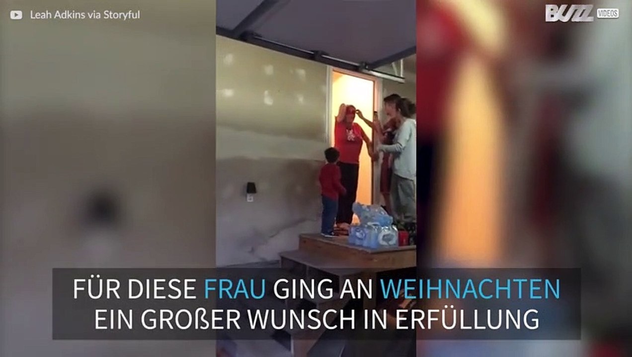 Frau bekommt eine Zwergziege zu Weihnachten