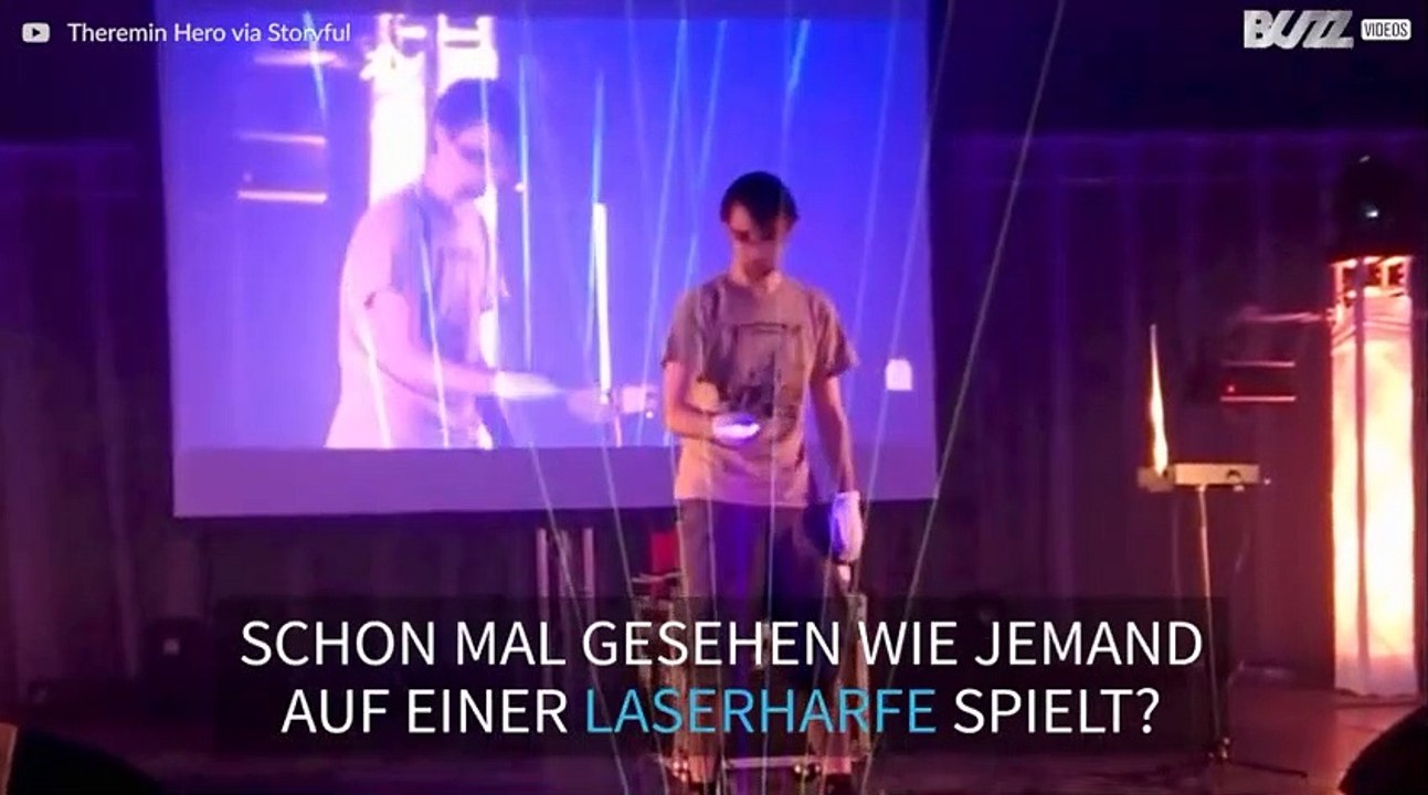 Mann spielt Tetris-Song auf Laserharfe