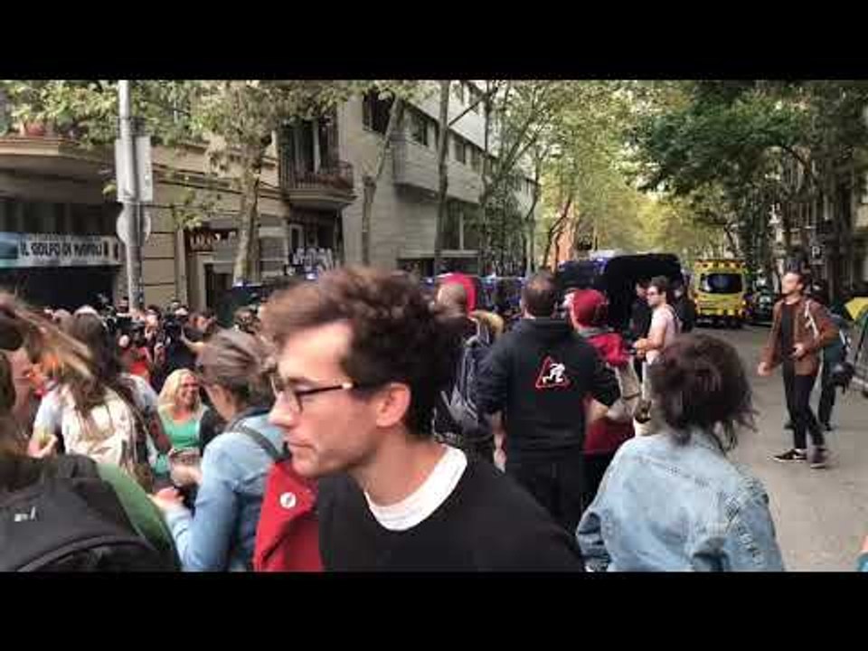 Centenars de persones es concentren per evitar un desnonament al Poble-sec