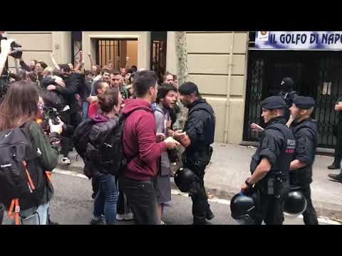 Centenars de persones eviten el desnonament de sis famílies al Poble-sec