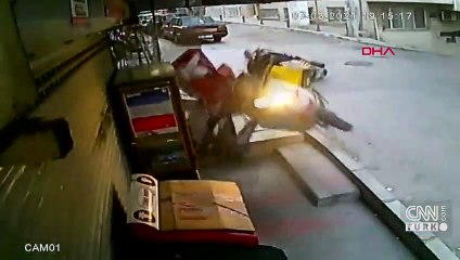 Motosikletli iki kuryeyi 'kask' kurtardı; o anlar kamerada