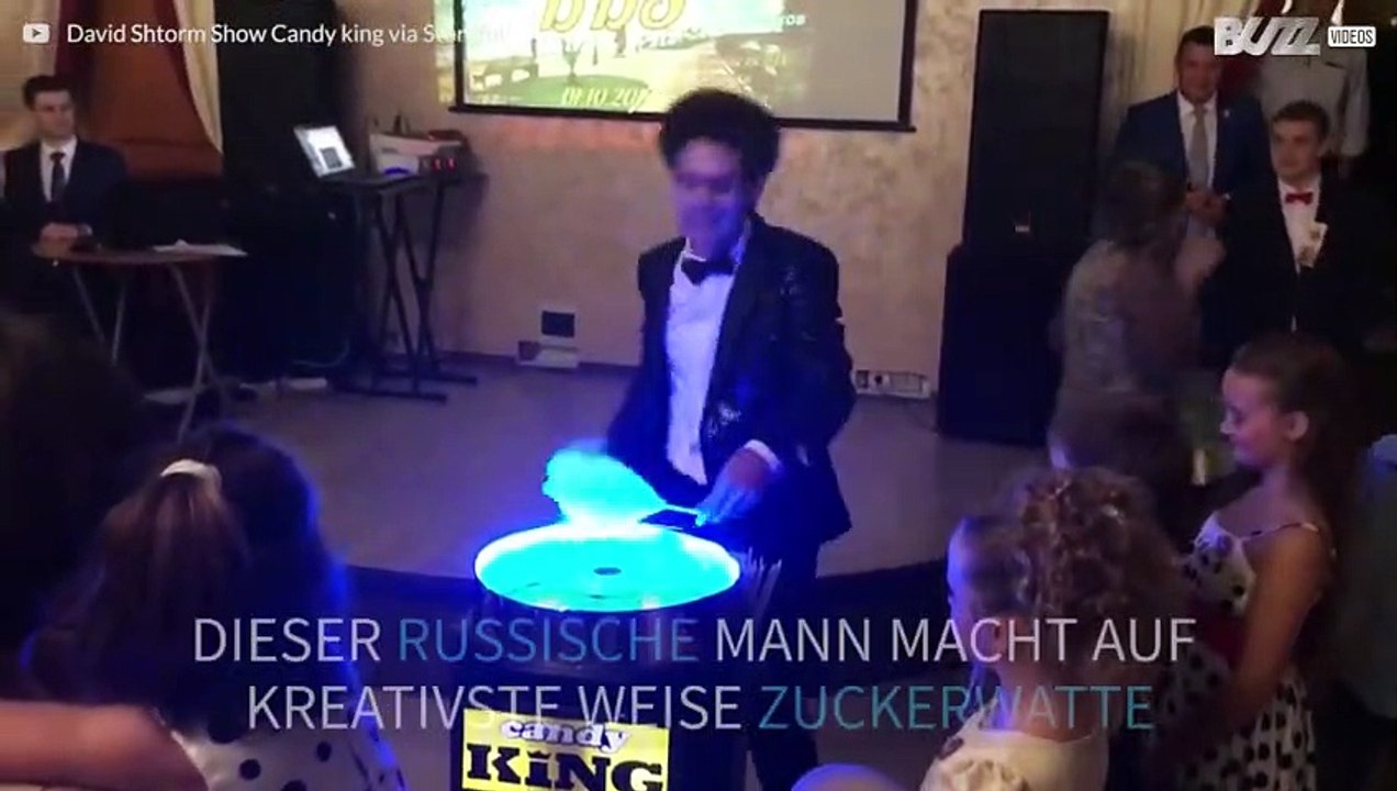 Ein Zuckerwatteverkäufer, der faszinierend gut zu Michael Jackson tanzt