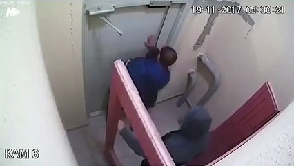 شاهد بالفيديو3 ساعات لفتح باب يفتح بـ3 ثواني