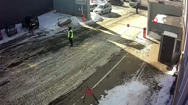 - Rusya'da freni boşalan tır bekçi kulübesine daldı- Fabrika işçisi, bekçiyi ezilmekten kıl payı kurtardı