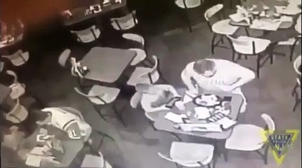 ‏رجل ينقذ شخص كاد أن يموت بسبب غصة بأستخدام ضغطات البطن أو ماتسمى بـمناورة هيمليك يجب علينا تعلمها