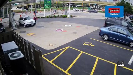 يحاول سرقة سيارة امراة لكنشاهد قوتها