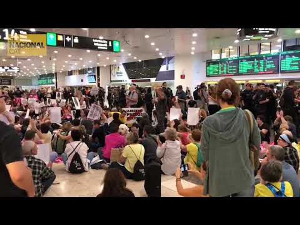 Crits de "Els carrers seran sempre nostres" dels manifestants a l'interor de l'Estació de Sants