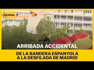 Un paracaigudista xoca contra un fanal a la desfilada del 12-O a Madrid