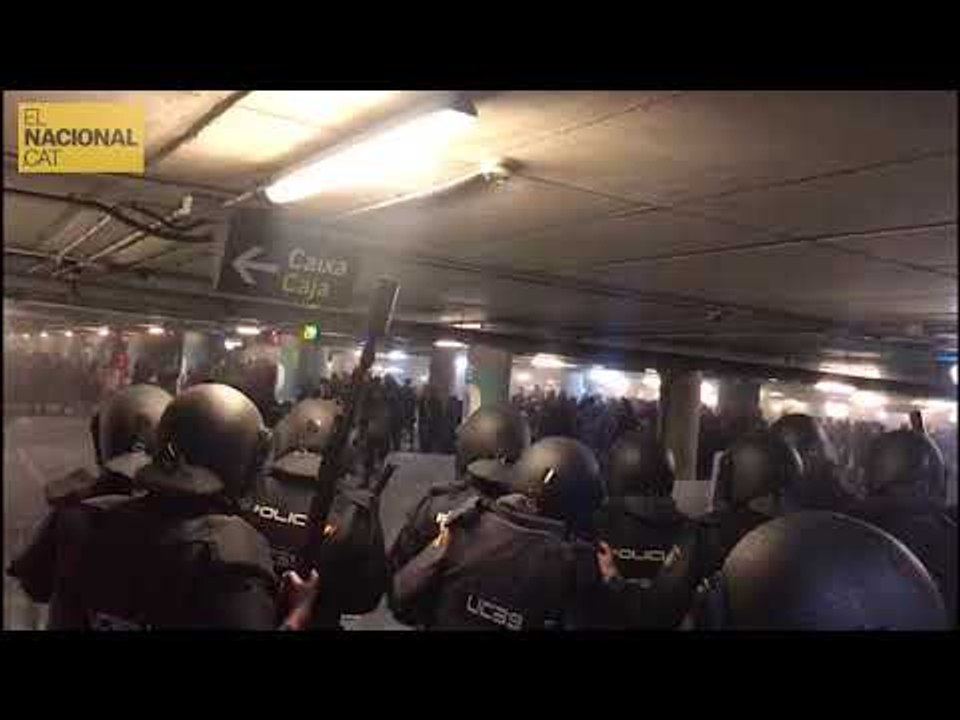 La Policia Nacional no pot avançar pel pàrquing degut al llançament d'objectes