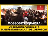 Els Mossos d'Esquadra carreguen contra els manifestants de la T1 al aeroport de Barcelona