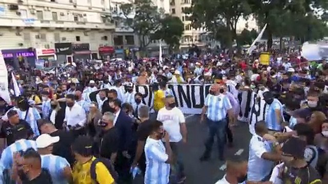 Morte di Maradona, medici e infermieri sotto inchiesta: Giustizia per Diego , gridano i suoi tifosi