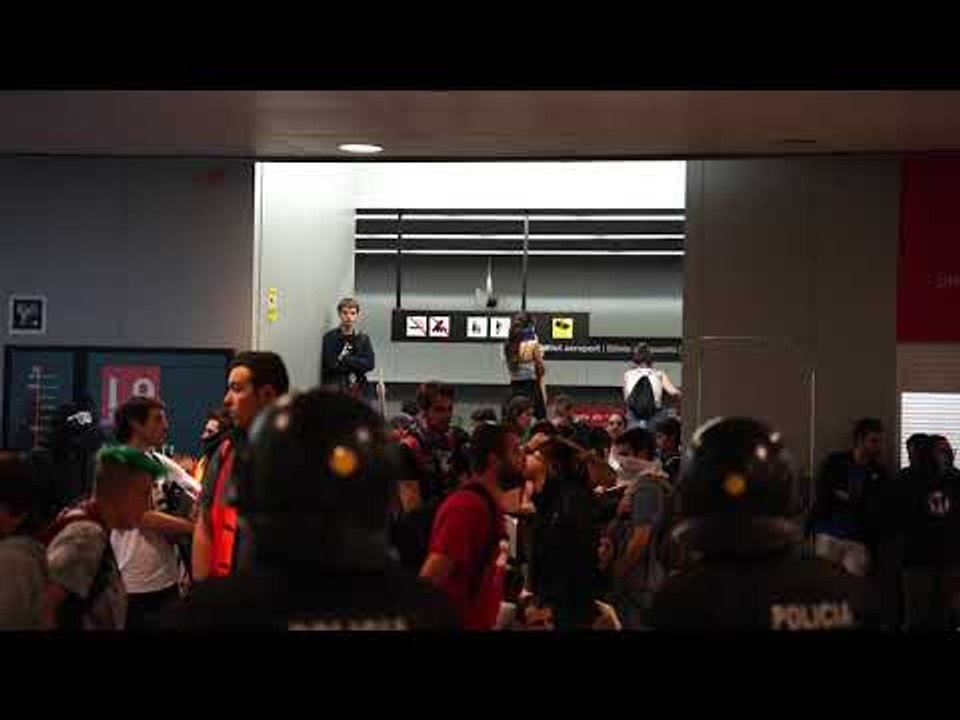 Calma tensa a l’accés a l’aeroport des de la L9 de metro