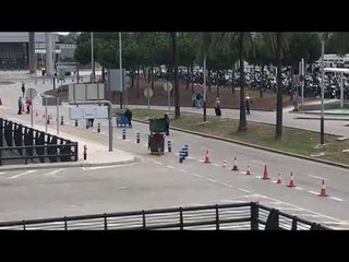 Nois agafen contenidors per fer barricades a l'aeroport