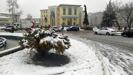 Kütahya'da aralıklarla yağan kar, il merkezini beyaza bürüdü